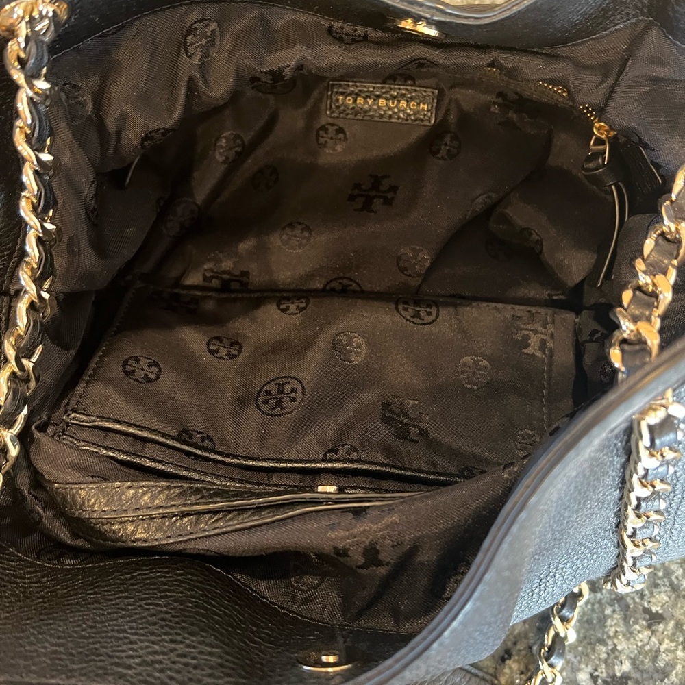 Beautiful EUC black Tory Burch purse . Gold chain with leather